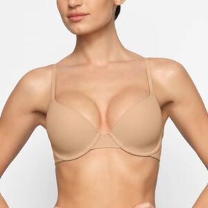 SKIMS T- Shirt Underwire Light Foam Padding Bra